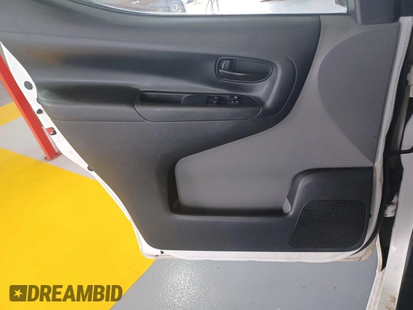 2020 Nissan NV200 S z VIN 3N6CM0KN8LK705164, wystawiony jako IAAI lot #42843874 z przebiegiem 112 160 mil mil oraz . Historia ofert i sprzedaży dostępna na DreamBid. Obrazek 2.