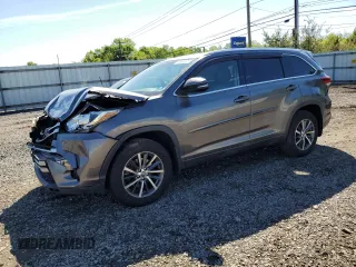 2018 Toyota Highlander SE z VIN 5TDJZRFH6JS547235, wystawiony jako Copart lot #55888565 z przebiegiem 45 932 mil mil oraz Szkoda całkowita • Salvage title. Historia ofert i sprzedaży dostępna na DreamBid. Obrazek 1.