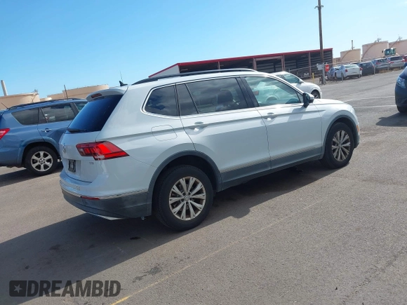 2018 Volkswagen Tiguan SEL z VIN 3VV3B7AX7JM126402, wystawiony jako IAAI lot #42046690 z przebiegiem 54 790 mil mil oraz . Historia ofert i sprzedaży dostępna na DreamBid. Obrazek 4.