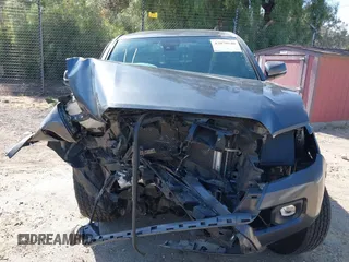 2021 Toyota Tacoma SR5 z VIN 3TMDZ5BN8MM117163, wystawiony jako IAAI lot #42070540 z przebiegiem 12 790 mil mil oraz . Historia ofert i sprzedaży dostępna na DreamBid. Obrazek 11.