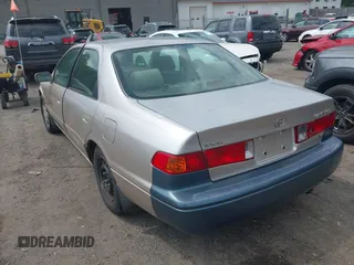 2000 Toyota Camry LE z VIN 4T1BF22K5YU938013, wystawiony jako IAAI lot #42477316 z przebiegiem 239 736 mil mil oraz . Historia ofert i sprzedaży dostępna na DreamBid. Obrazek 3.