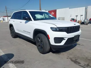 2023 Jeep Grand Cherokee Laredo z VIN 1C4RJHAGXPC660392, wystawiony jako IAAI lot #41845564 z przebiegiem 7444 mil mil oraz . Historia ofert i sprzedaży dostępna na DreamBid. Obrazek 1.