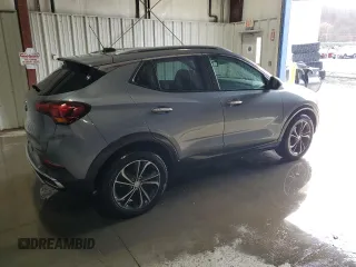 2020 Buick Encore GX Essence z VIN KL4MMFSL4LB095343, wystawiony jako Copart lot #47277695 z przebiegiem 135 502 mil mil oraz Czysty tytuł • Clean title. Historia ofert i sprzedaży dostępna na DreamBid. Obrazek 3.