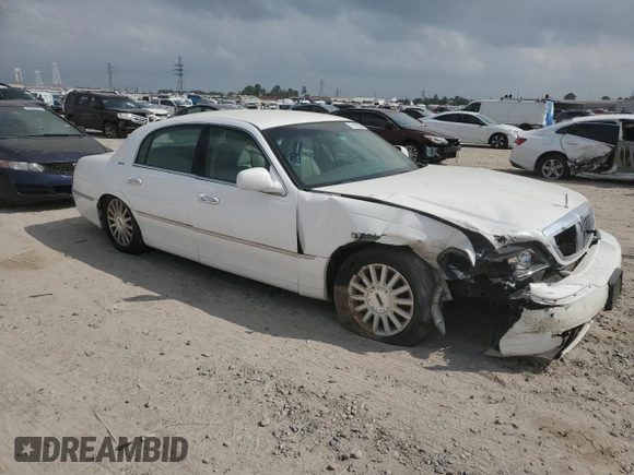 2003 Lincoln Town Car Executive z VIN 1LNHM81W73Y652530, wystawiony jako Copart lot #51606225 z przebiegiem 122 019 mil mil oraz Szkoda całkowita • Salvage title. Historia ofert i sprzedaży dostępna na DreamBid. Obrazek 4.
