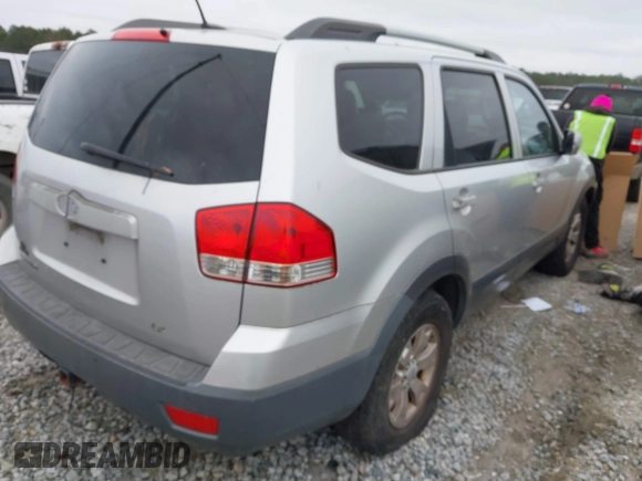 2009 Kia Borrego LX with VIN KNDJJ741395023592, listed as a IAAI auction lot 41554393 with 428,680 mi miles. Bid and sale history available at carsss.com. Image 4.
