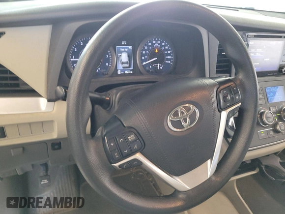 2020 Toyota Sienna LE с VIN 5TDJZ3DC0LS251165, выставлен на аукционе IAAI как лот 42619736 с пробегом 48 223 миль миль и . История ставок и продаж доступна на DreamBid. Изображение 4.