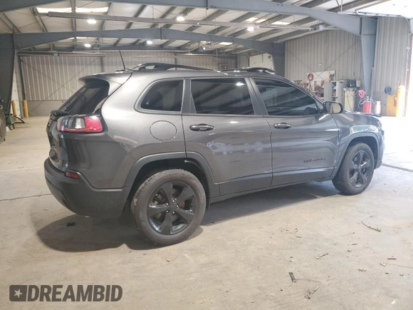 2020 Jeep Cherokee Altitude z VIN 1C4PJMLB5LD608318, wystawiony jako Copart lot #55660845 z przebiegiem 56 394 mil mil oraz Szkoda całkowita • Salvage title. Historia ofert i sprzedaży dostępna na DreamBid. Obrazek 3.