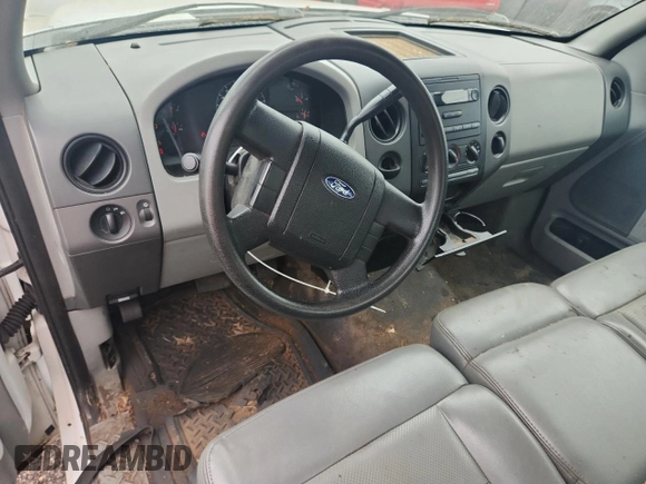 2007 Ford F-150 XL z VIN 1FTRF12267NA25170, wystawiony jako Copart lot #64257925 z przebiegiem 231 761 mil mil oraz Czysty tytuł • Clean title. Historia ofert i sprzedaży dostępna na DreamBid. Obrazek 8.