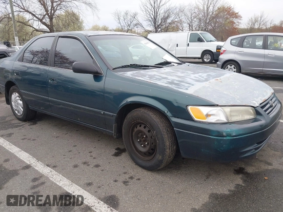 1997 Toyota Camry LE z VIN 4T1BG22K5VU024448, wystawiony jako IAAI lot #42019670 z przebiegiem 133 385 mil mil oraz . Historia ofert i sprzedaży dostępna na DreamBid. Obrazek 1.