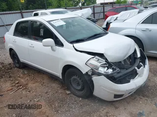 2011 Nissan Versa S z VIN 3N1BC1AP3BL454284, wystawiony jako IAAI lot #42475333 z przebiegiem 182 884 mil mil oraz . Historia ofert i sprzedaży dostępna na DreamBid. Obrazek 1.