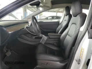 2022 Tesla Model Y Long Range z VIN 7SAYGAEE9NF493262, wystawiony jako Copart lot #52975005 z przebiegiem 63 189 mil mil oraz Szkoda całkowita • Salvage title. Historia ofert i sprzedaży dostępna na DreamBid. Obrazek 7.