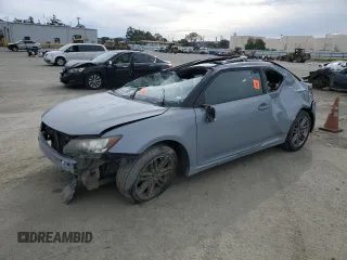 2011 Scion tC z VIN JTKJF5C71B3015853, wystawiony jako Copart lot #49924995 z przebiegiem 185 039 mil mil oraz Szkoda całkowita • Salvage title. Historia ofert i sprzedaży dostępna na DreamBid. Obrazek 1.