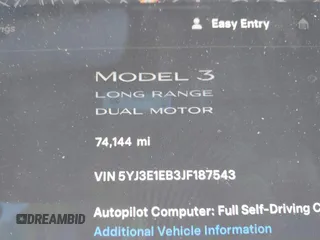 2018 Tesla Model 3 Long Range Battery z VIN 5YJ3E1EB3JF187543, wystawiony jako IAAI lot #41879169 z przebiegiem 74 144 mil mil oraz . Historia ofert i sprzedaży dostępna na DreamBid. Obrazek 16.