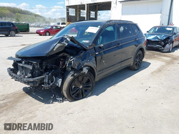 2022 Volkswagen Tiguan SE R-Line Black z VIN 3VV8B7AX8NM083992, wystawiony jako IAAI lot #42101368 z przebiegiem 40 319 mil mil oraz . Historia ofert i sprzedaży dostępna na DreamBid. Obrazek 2.