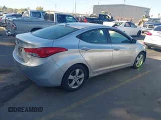 2013 Hyundai Elantra GLS z VIN 5NPDH4AE8DH350755, wystawiony jako IAAI lot #42148711 z przebiegiem Nie podano mil oraz . Historia ofert i sprzedaży dostępna na DreamBid. Obrazek 4.