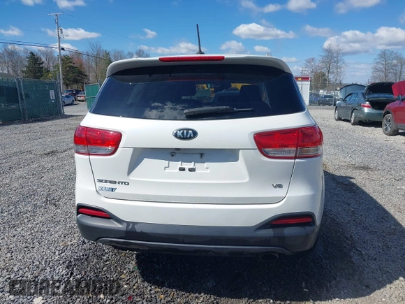 2016 Kia Sorento LX z VIN 5XYPGDA55GG179314, wystawiony jako IAAI lot #42026486 z przebiegiem 116 774 mil mil oraz . Historia ofert i sprzedaży dostępna na DreamBid. Obrazek 17.