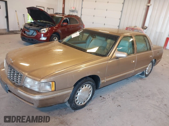 1999 Cadillac DeVille z VIN 1G6KD54Y1XU790845, wystawiony jako IAAI lot #41725809 z przebiegiem 174 088 mil mil oraz . Historia ofert i sprzedaży dostępna na DreamBid. Obrazek 2.