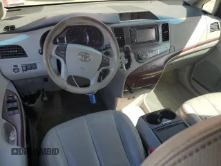 2012 Toyota Sienna XLE AAS z VIN 5TDYK3DC4CS242651, wystawiony jako Copart lot #53980615 z przebiegiem 170 805 mil mil oraz Szkoda całkowita • Salvage title. Historia ofert i sprzedaży dostępna na DreamBid. Obrazek 8.