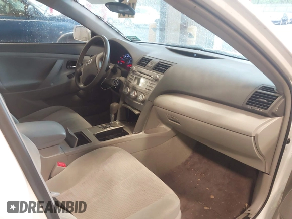 2011 Toyota Camry LE z VIN 4T4BF3EK4BR174346, wystawiony jako IAAI lot #42203606 z przebiegiem 68 428 mil mil oraz . Historia ofert i sprzedaży dostępna na DreamBid. Obrazek 5.