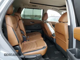 2023 Nissan Pathfinder Platinum z VIN 5N1DR3DG7PC200653, wystawiony jako Copart lot #53497265 z przebiegiem 17 007 mil mil oraz Szkody całkowita. Historia ofert i sprzedaży dostępna na DreamBid. Obrazek 11.