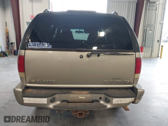 2002 Chevrolet Blazer LS z VIN 1GNDT13WX2K182268, wystawiony jako IAAI lot #41872743 z przebiegiem 135 008 mil mil oraz . Historia ofert i sprzedaży dostępna na DreamBid. Obrazek 16.