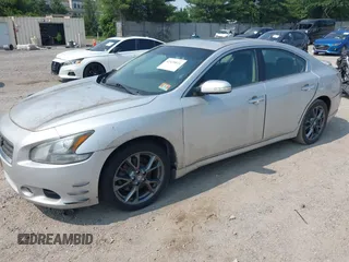 2012 Nissan Maxima SV z VIN 1N4AA5AP6CC841081, wystawiony jako IAAI lot #42428824 z przebiegiem 131 026 mil mil oraz . Historia ofert i sprzedaży dostępna na DreamBid. Obrazek 2.