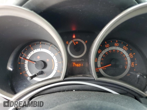 2013 Scion tC z VIN JTKJF5C77D3045734, wystawiony jako Copart lot #55356405 z przebiegiem 174 691 mil mil oraz Szkody całkowita. Historia ofert i sprzedaży dostępna na DreamBid. Obrazek 9.