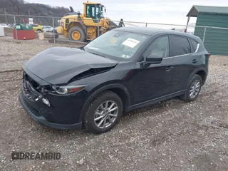 2023 Mazda CX-5 S Carbon Edition z VIN JM3KFBCM9P0130796, wystawiony jako IAAI lot #41956104 z przebiegiem 21 796 mil mil oraz . Historia ofert i sprzedaży dostępna na DreamBid. Obrazek 2.