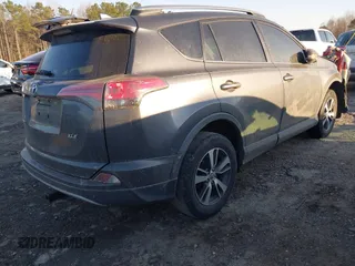 2018 Toyota RAV4 XLE z VIN 2T3WFREV6JW503353, wystawiony jako IAAI lot #41641002 z przebiegiem 54 013 mil mil oraz . Historia ofert i sprzedaży dostępna na DreamBid. Obrazek 4.