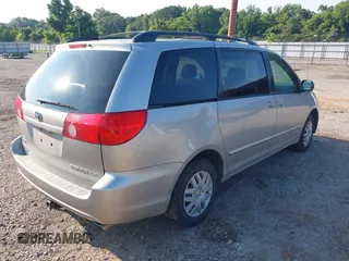 2008 Toyota Sienna CE z VIN 5TDZK23C88S127204, wystawiony jako IAAI lot #42457540 z przebiegiem 302 302 mil mil oraz . Historia ofert i sprzedaży dostępna na DreamBid. Obrazek 4.