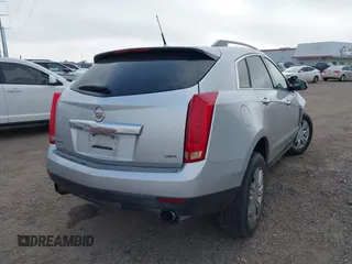 2013 Cadillac SRX z VIN 3GYFNAE38DS568509, wystawiony jako IAAI lot #41199017 z przebiegiem 137 267 mil mil oraz . Historia ofert i sprzedaży dostępna na DreamBid. Obrazek 4.