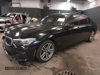 2018 BMW 7 Series 740i xDrive z VIN WBA7E4C51JGV24133, wystawiony jako IAAI lot #42253139 z przebiegiem 77 370 mil mil oraz . Historia ofert i sprzedaży dostępna na DreamBid. Obrazek 17.
