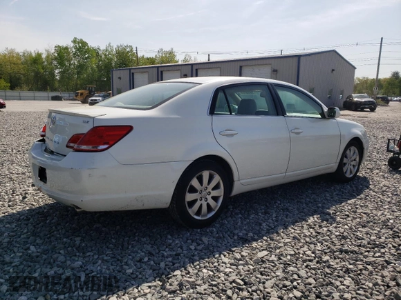 2007 Toyota Avalon XL z VIN 4T1BK36B27U215021, wystawiony jako Copart lot #56408185 z przebiegiem 202 572 mil mil oraz Czysty tytuł • Clean title. Historia ofert i sprzedaży dostępna na DreamBid. Obrazek 3.