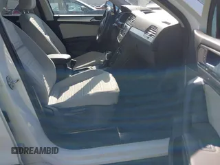 2023 Volkswagen Tiguan S z VIN 3VVRB7AX7PM076426, wystawiony jako IAAI lot #41453269 z przebiegiem 63 478 mil mil oraz . Historia ofert i sprzedaży dostępna na DreamBid. Obrazek 5.