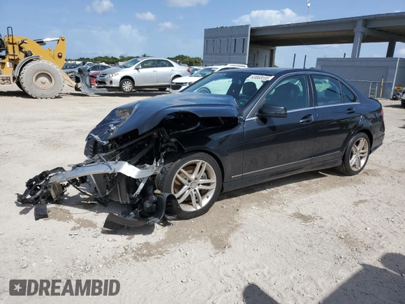 2013 Mercedes-Benz C 300 Sport z VIN WDDGF8AB0DR287004, wystawiony jako Copart lot #63068595 z przebiegiem 51 276 mil mil oraz Szkoda całkowita • Salvage title. Historia ofert i sprzedaży dostępna na DreamBid. Obrazek 1.