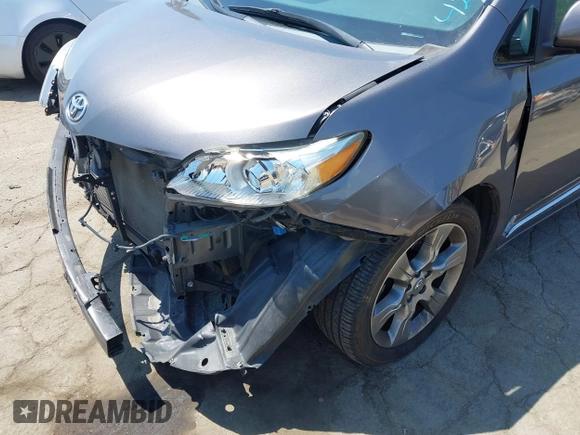 2013 Toyota Sienna LE AAS z VIN 5TDKK3DCXDS328201, wystawiony jako IAAI lot #42773579 z przebiegiem 106 890 mil mil oraz . Historia ofert i sprzedaży dostępna na DreamBid. Obrazek 6.