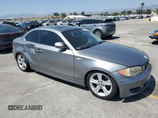 2011 BMW 1 Series 128i z VIN WBAUP9C56BVL89593, wystawiony jako Copart lot #57332945 z przebiegiem 177 265 mil mil oraz Szkody całkowita. Historia ofert i sprzedaży dostępna na DreamBid. Obrazek 4.