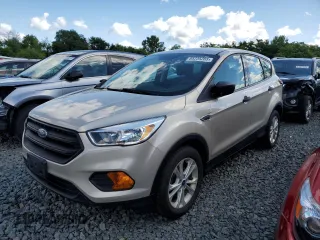 2017 Ford Escape S z VIN 1FMCU0F79HUC26012, wystawiony jako Copart lot #65235285 z przebiegiem 98 682 mil mil oraz Szkoda całkowita • Salvage title. Historia ofert i sprzedaży dostępna na DreamBid. Obrazek 1.