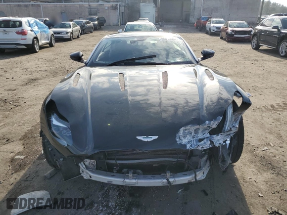 2018 Aston Martin DB11 z VIN SCFRMFAV8JGL03322, wystawiony jako Copart lot #86810004 z przebiegiem Nie podano mil oraz Szkody całkowita. Historia ofert i sprzedaży dostępna na DreamBid. Obrazek 5.