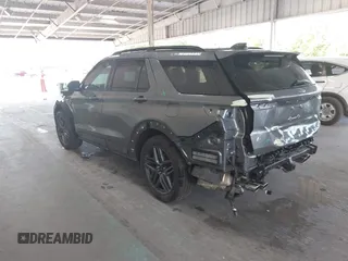 2025 Ford Explorer ST z VIN 1FMWK8GC1SGB17160, wystawiony jako IAAI lot #42226941 z przebiegiem 7 462 mil mil oraz . Historia ofert i sprzedaży dostępna na DreamBid. Obrazek 3.