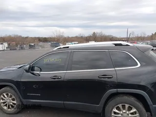 2019 Jeep Cherokee Latitude with VIN 1C4PJMCX7KD230450, listed as a IAAI auction lot 41474709 with 172,684 mi miles. Bid and sale history available at carsss.com. Image 14.