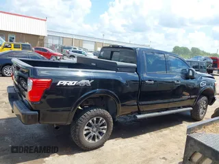 2017 Nissan Titan Platinum Reserve z VIN 1N6AA1F43HN500781, wystawiony jako IAAI lot #42220311 z przebiegiem 133 612 mil mil oraz . Historia ofert i sprzedaży dostępna na DreamBid. Obrazek 13.