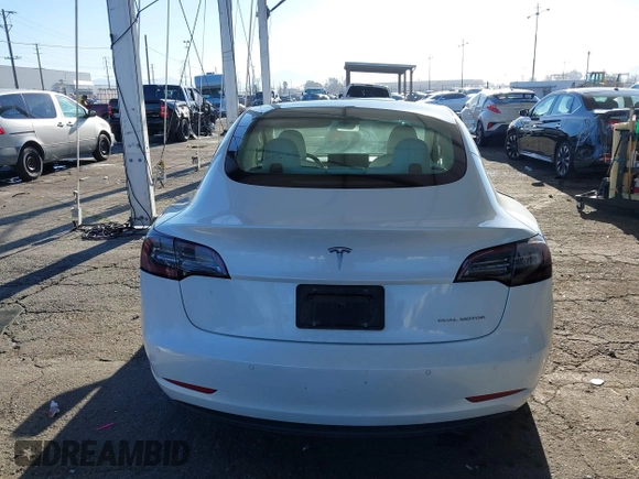 2022 Tesla Model 3 Long Range z VIN 5YJ3E1EB4NF331218, wystawiony jako IAAI lot #41827613 z przebiegiem 84 088 mil mil oraz . Historia ofert i sprzedaży dostępna na DreamBid. Obrazek 16.