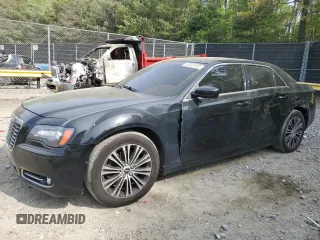 2013 Chrysler 300 S z VIN 2C3CCAGTXDH635534, wystawiony jako Copart lot #53949395 z przebiegiem 159 967 mil mil oraz Szkoda całkowita • Salvage title. Historia ofert i sprzedaży dostępna na DreamBid. Obrazek 1.