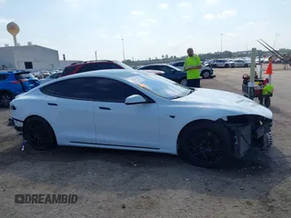 2016 Tesla Model S 70 z VIN 5YJSA1E11GF159425, wystawiony jako IAAI lot #42377639 z przebiegiem 79 767 mil mil oraz . Historia ofert i sprzedaży dostępna na DreamBid. Obrazek 14.