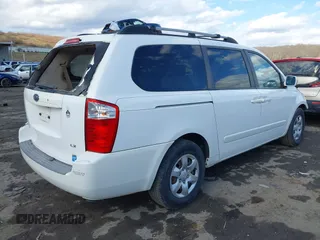 2008 Kia Sedona LX with VIN KNDMB233486240593, listed as a IAAI auction lot 41639585 with 173,067 mi miles. Bid and sale history available at carsss.com. Image 4.