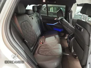 2026 BMW X5 M60i z VIN 5UX33EU09T9014506, wystawiony jako Copart lot #58346625 z przebiegiem 1 367 mil mil oraz Czysty tytuł • Clean title. Historia ofert i sprzedaży dostępna na DreamBid. Obrazek 11.