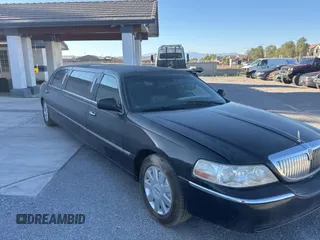 2005 Lincoln Town Car Executive z VIN 1L1FM88W35Y601513, wystawiony jako Copart lot #61108685 z przebiegiem 141 935 mil mil oraz Czysty tytuł • Clean title. Historia ofert i sprzedaży dostępna na DreamBid. Obrazek 1.