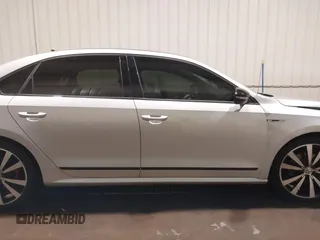 2018 Volkswagen Passat GT z VIN 1VWJM7A36JC047802, wystawiony jako IAAI lot #41714998 z przebiegiem 70 753 mil mil oraz . Historia ofert i sprzedaży dostępna na DreamBid. Obrazek 13.