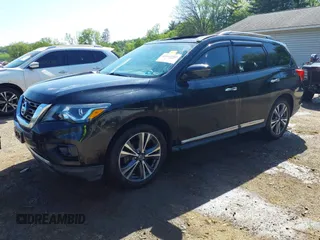 2020 Nissan Pathfinder Platinum z VIN 5N1DR2DM6LC580398, wystawiony jako IAAI lot #42224602 z przebiegiem 85 297 mil mil oraz . Historia ofert i sprzedaży dostępna na DreamBid. Obrazek 2.